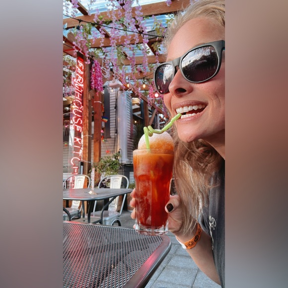 Meet your Posher, Julie - Picture 3 of 4